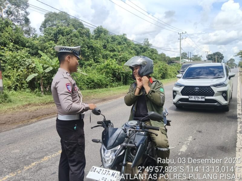 Satlantas Polres Pulang Pisau Kembali Memberikan Teguran Simpatik Pengendara R2 Agar Meng “Klik” Helm Saat Berkendara