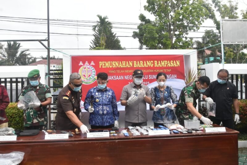 Wujud Sinergi Penegakan Hukum: Kejari HST Musnahkan Ribuan Barang Bukti Disaksikan Dandim dan Bupati (TargetNews.ID Istimewah)