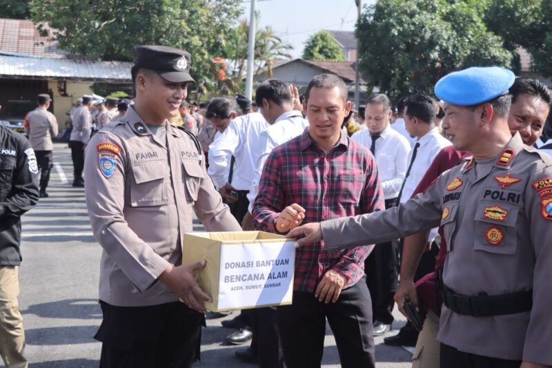 TargetNews.ID/Foto/Polres Kediri Galang Donasi Dari Anggota Untuk Korban Bencana Aceh Sumatera
