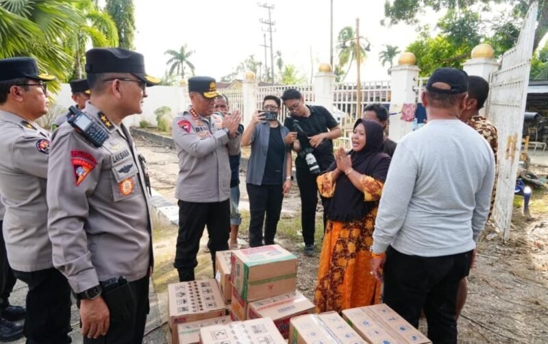 TargetNews.ID/Foto/Wakapolri Tinjau Aceh Tamiang dan Salurkan Bantuan Kemanusiaan dari Batalyon Dhira Brata Akpol 1990