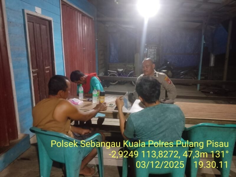 Sambangi Warga Dengan Humanis, personel Polsek Sebangau Kuala Sampaikan Pesan Kamtibmas kepada Warganya