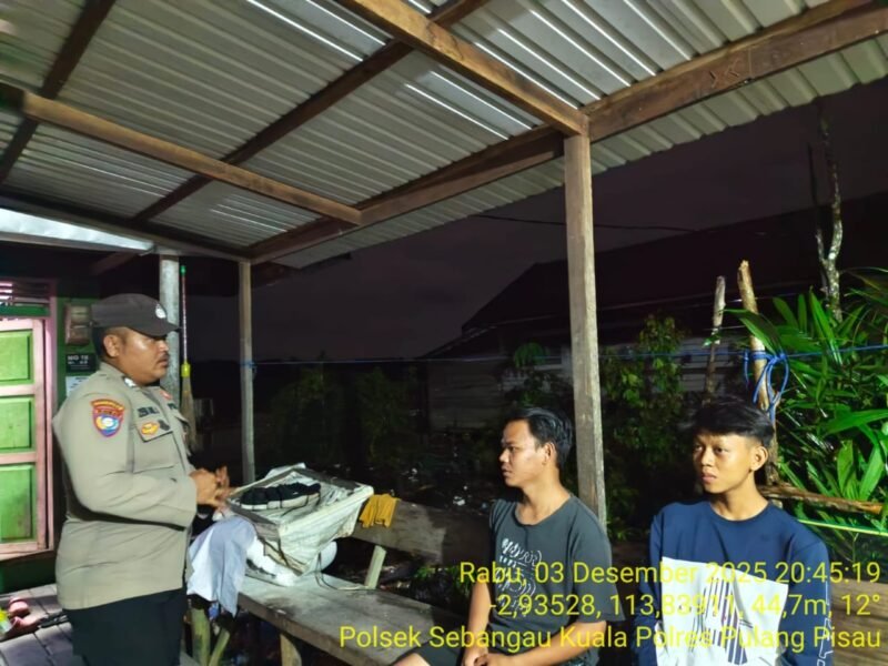 Polsek Sebangau Kuala Aktif Sambangi Warga di malam hari.