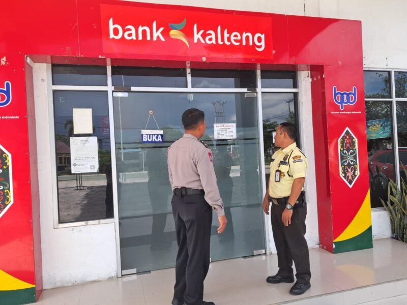 Kanit Binkamsa Sat Binmas Polres Pulang Pisau Sambangi kantor Bank Kalteng