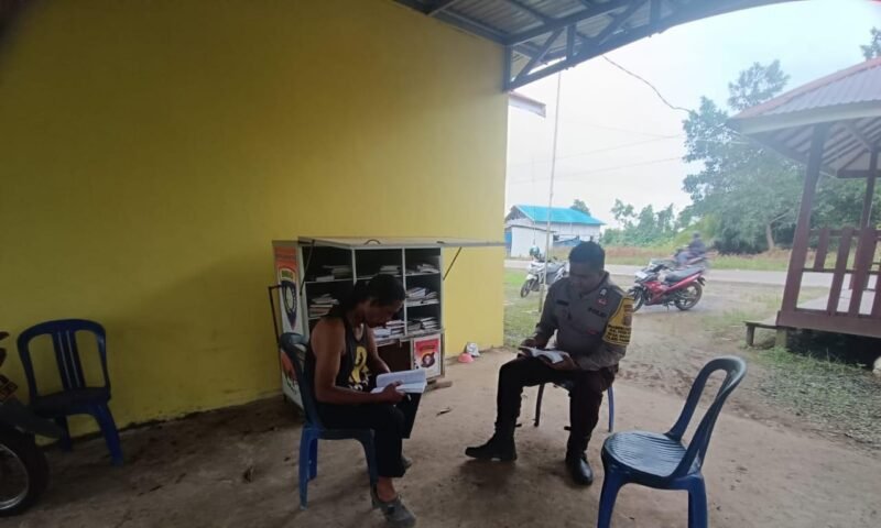 Dalam Rangka meningkatkan minat dan menanamkan budaya baca Satbinmas Polres Pulang Pisau melaksanakan perpustakaan keliling (Bajaka) Ke Pedesaan wilayah Kabupaten Pulang Pisau, Rabu (03/12/2025) pagi