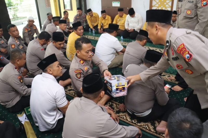 TargetNews.ID/Foto/Polres Magetan Sholat Ghoib dan Donasi Kemanusiaan untuk Korban Bencana Aceh Sumatera