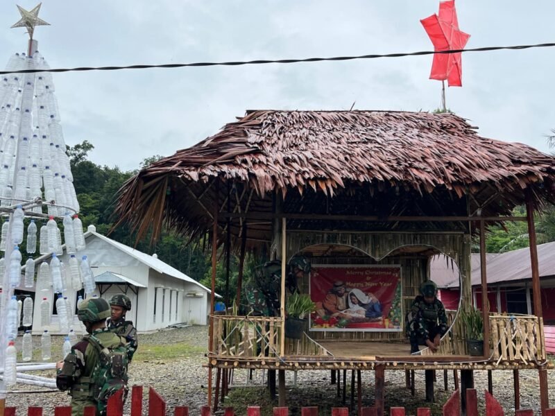 TargetNews.ID/Foto/Menyambut Perayaan Natal Satgas Yonif 521/DY Dirikan Pondok dan Pohon Natal di Muaranawa