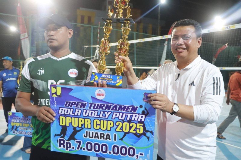 TargetNews.ID/Foto/Wabup Katamso Secara Resmi menutup open turnamen bola voli dinas pekerja,an umum (DPUPR) Cup 2025