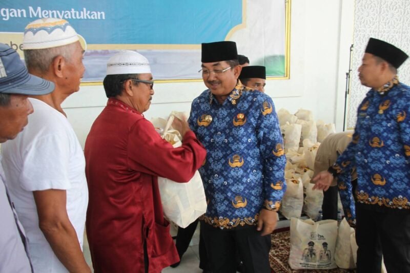 Bupati Drs H .Anwar Sadat ,M,Ag menyerahkan bantuan paket sembako kepada masyarakat penerima manfa,at (TargetNews.ID Istimewah)