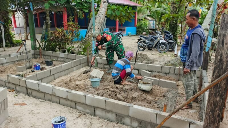 Babinsa Koramil 08/Paloh Bantu Warga Bangun Pondasi Warung di Wilayah Binaan