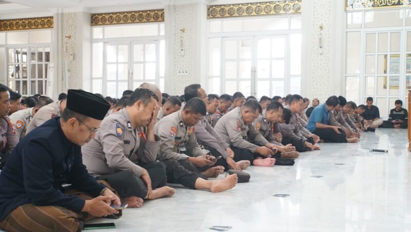 TargetNews.ID/Foto/Polresta Sidoarjo Gelar Sholat Ghaib dan Doa Bersama untuk Korban Bencana Aceh Sumatera