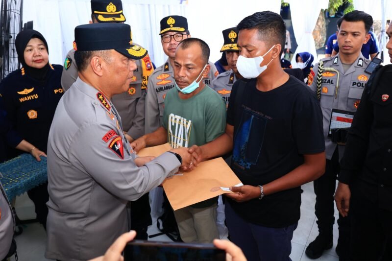 TargetNews.ID/Foto/Wakapolri Tinjau Posko Antemortem DVI di Sumatera Barat, Pastikan Proses Identifikasi Korban Berjalan Optimal
