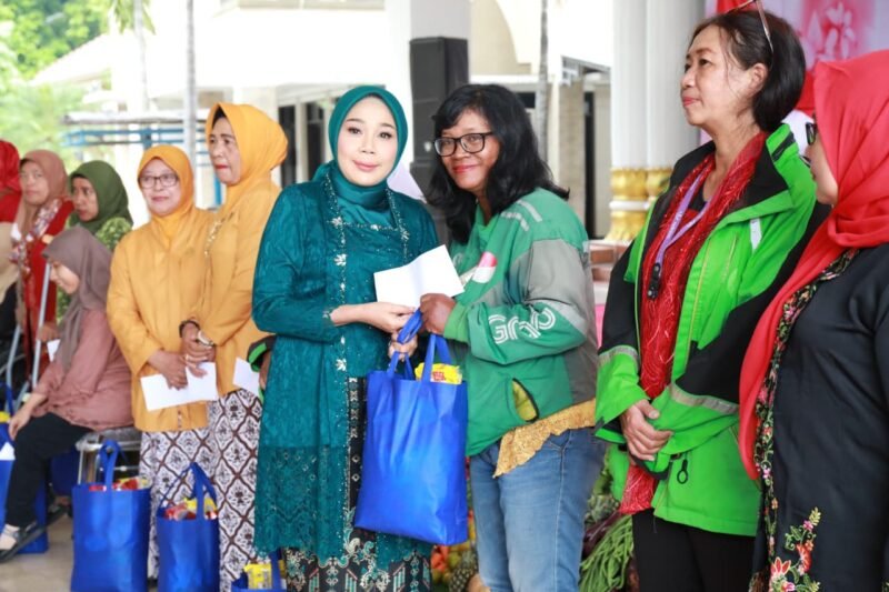 TargetNews.id/Foto/kamis 04 nop 2025 Tim Penggerak PKK Kabupaten Sidoarjo di bawah kepemimpinan Hj. Sriatun Subandi menggelar peringatan Hari Ibu ke-97 tahun 2025 di Pendopo Delta Wibawa, Rabu (3/12/2025).