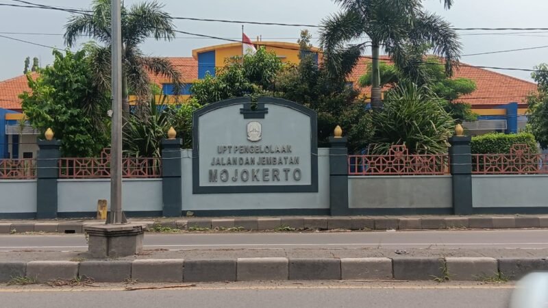 TargetNews.ID/Foto/Kepala UPT PUBM Provinsi Jatim Terkesan Memghindari Wartawan Untuk Dikonfirmasi