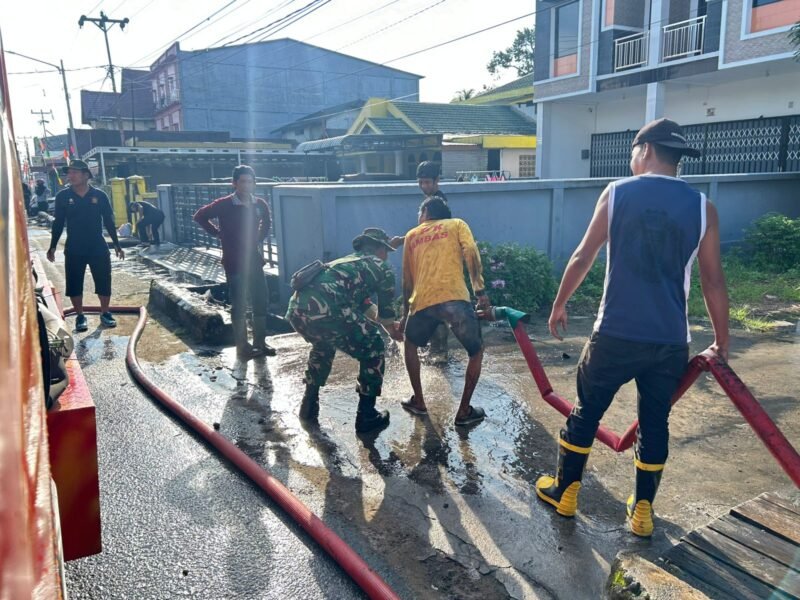 Antisipasi Banjir Babinsa Pasar Melayu dan Damkar Bersihkan Drainase di Wilayah Binaan