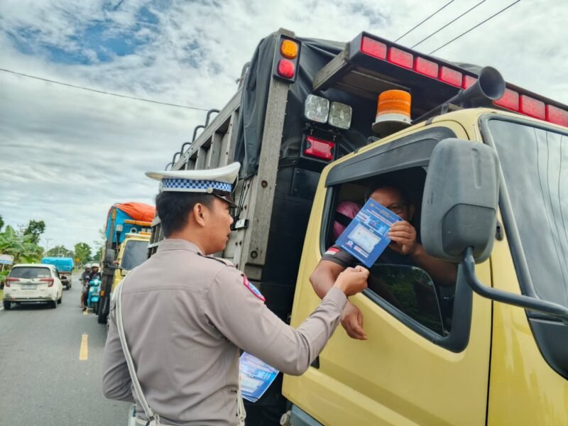 Polres Pulang Pisau Gelar Pembagian Brosur Kamseltibcarlantas kepada Masyarakat