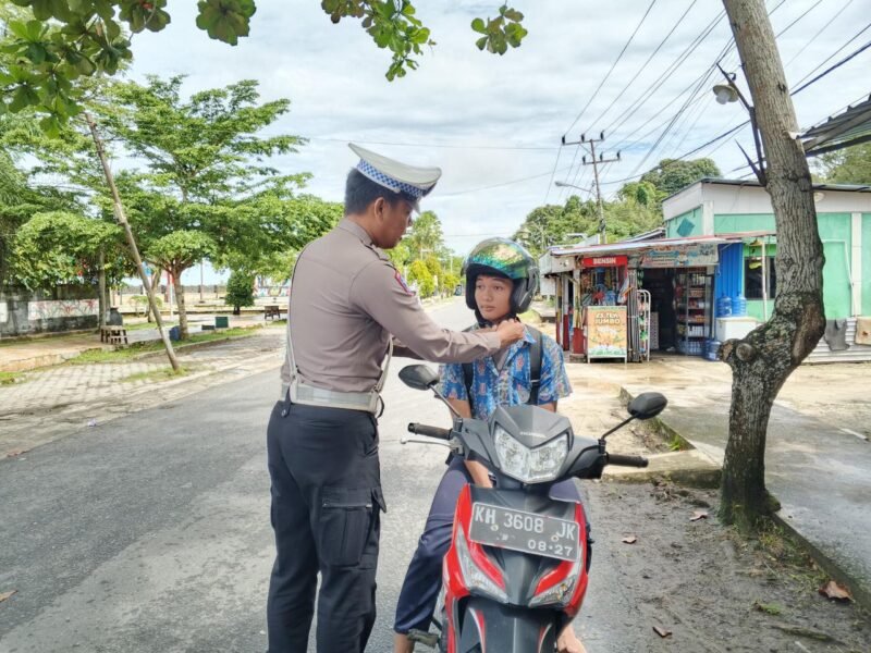 Pastikan Bunyi Klik Saat Memakai Helm, Himbauan Yang Diberikan Personel Satlantas Polres Pulang Pisau