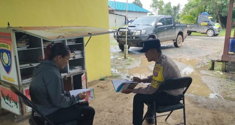 Dalam Rangka meningkatkan minat dan menanamkan budaya baca Satbinmas Polres Pulang Pisau melaksanakan perpustakaan keliling (Bajaka) Ke Pedesaan wilayah Kabupaten Pulang Pisau, Kamis (04/12/2025) pagi