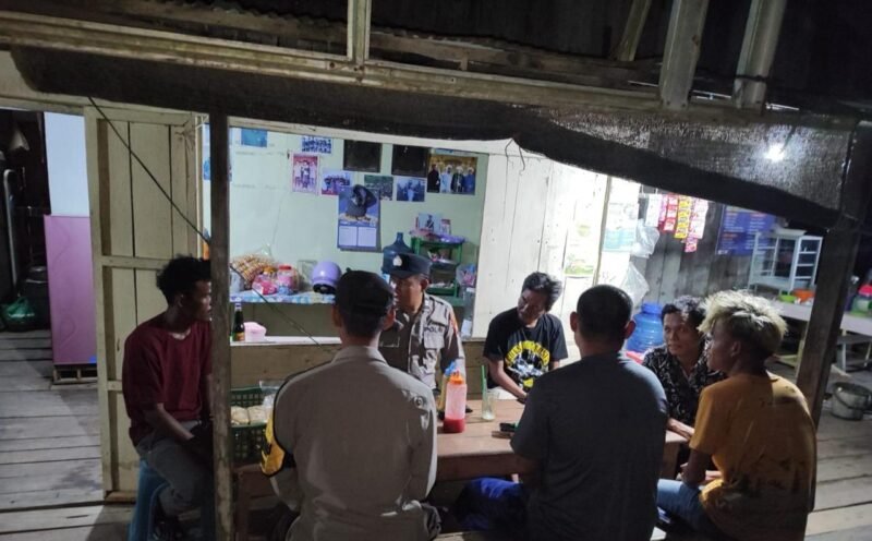 Sambangi Warga Dengan Humanis, personel Polsek Sebangau Kuala Sampaikan Pesan Kamtibmas kepada Warganya