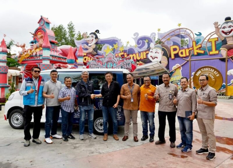 Foto ist : Pihak Jajaran Manajer JTP Group bersama PT Jasa Raharja Putra Asuransi Cabg Malang .serahkan Mobile Ambulance.