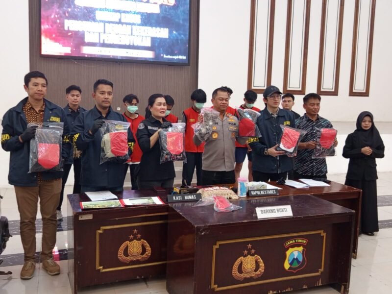 TargetNews.ID/Foto/Kapolrestabes Surabaya Kombes Pol. Dr. Luthfie Sulistiawan memaparkan perkembangan pengungkapan kasus pencurian dengan kekerasan yang disertai pengeroyokan di Jl. Karah, Kecamatan Jambangan, Surabaya. 