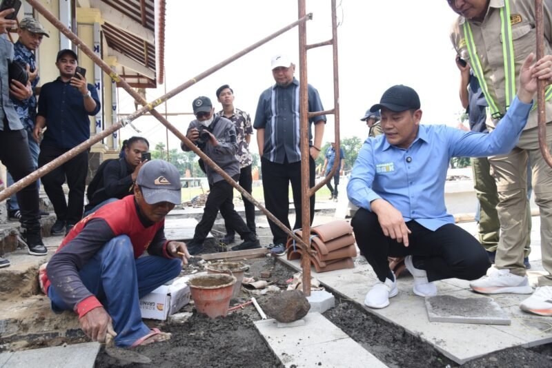 TargetNews.ID/Foto/Sidak Proyek Pembangunan Alun-alun Sidoarjo, Bupati Subandi temukan Banyak Kekurangan