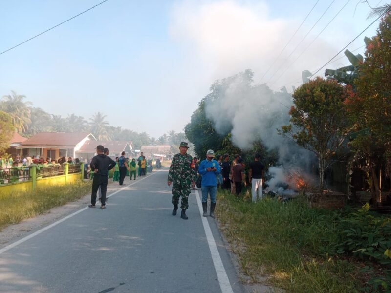 Babinsa Nyiur Melambai Ajak Guru, Siswa, dan Warga Gelar Kegiatan Bersih-Bersih Jalan Raya