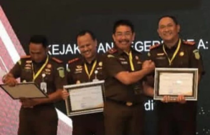 TargetNews.ID/Istimewah/Kejari Tanjung Perak Patut Diacungi Jempol Memborong 6 Penghargaan