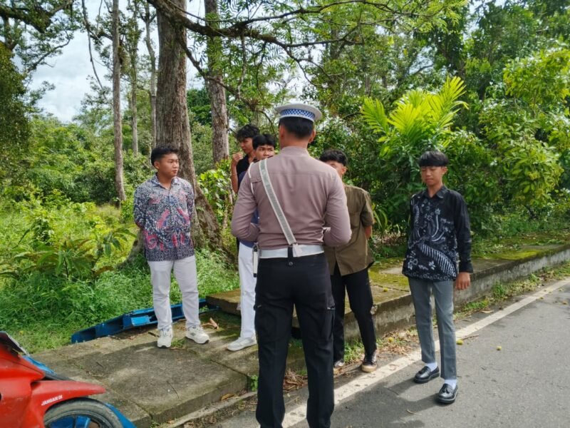 TargetNews.ID/Foto/Satuan Lalu Lintas – Satuan Lalu Lintas (Satlantas) Polres Pulang Pisau melaksanakan kegiatan Program Polantas Menyapa bersama masyarakat, pada Minggu (7/12/25) pagi.