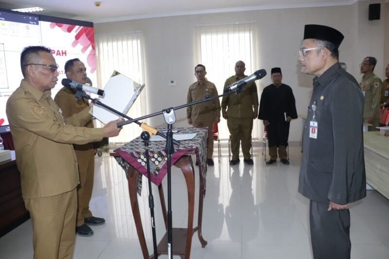 TargetNews.ID/Istimewah/Sekretaris Daerah Brebes Dr. Tahroni M.Pd melantik pejabat Drs Akhmad Ma’mun M.Si, sebagai Kepala Dindukcapil Kabupaten Brebes yang sebelumnya menjabat Kepala Dinas Pemberdayaan Perempuan, Perlindungan Anak, Pengendalian Penduduk, dan Keluarga Berencana (DP3KB), di Aula Lantai 5 Kantor Pemerintahan Terpadu (KPT) Brebes, Senin (8/12/2025).