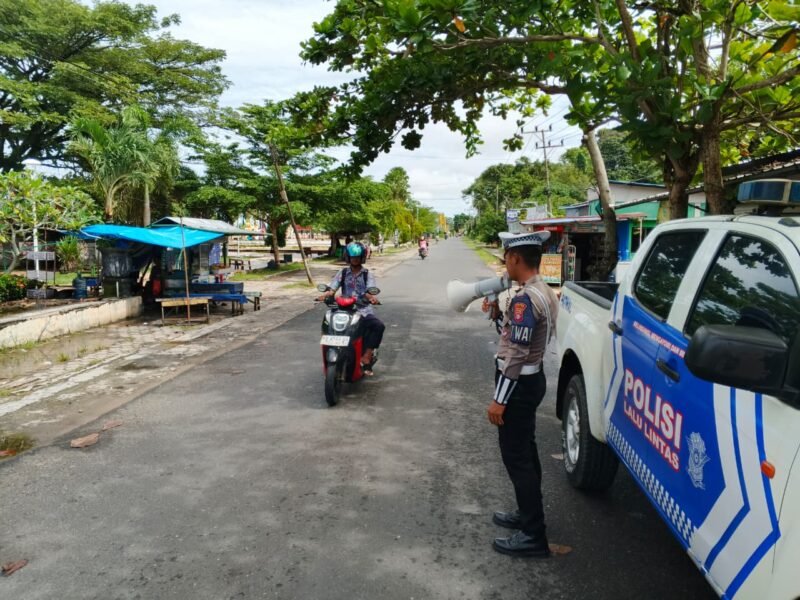TargetNews.ID/Foto/Satuan Lalu Lintas – Satuan Lalu Lintas (Satlantas) Polres Pulang Pisau melalui Unit Keamanan dan Keselamatan (Kamsel) melaksanakan kegiatan Penerangan Keliling (Penling) sebagai upaya edukasi keselamatan berlalu lintas kepada masyarakat. Kegiatan yang dipimpin langsung oleh Kasat Lantas Iptu Divani Mareta Astuti, S.Tr.K, pada Minggu (07/12/25) pagi