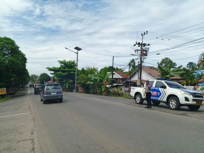 TargetNews.ID/Foto/Satuan Lalu Lintas – Anggota Satlantas Polres Pulang Pisau melaksanakan kegiatan patroli wilayah sekaligus pemantauan terhadap titik-titik rawan kecelakaan lalu lintas (laka lantas), pada Minggu (7/12/2025)