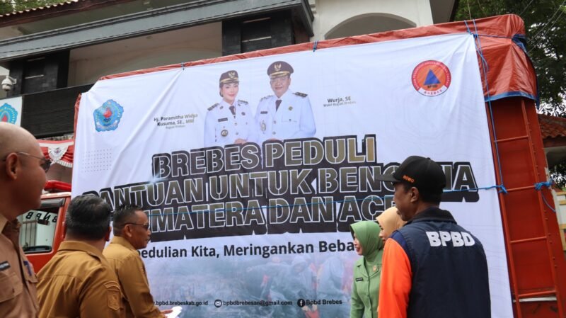 TargetNews.id/Foto/Sekertaris Daerah Kabupaten Brebes Dr Tahroni M.Pd mewakili Bupati Brebes Paramitha Widya Kusuma melepas tiga mobil bantuan yang mengangkut ribuan telur asin khas Brebes untuk korban bencana di Sumatera dan Aceh, di Halaman Pendopo Brebes, Senin (8/12/2025).
