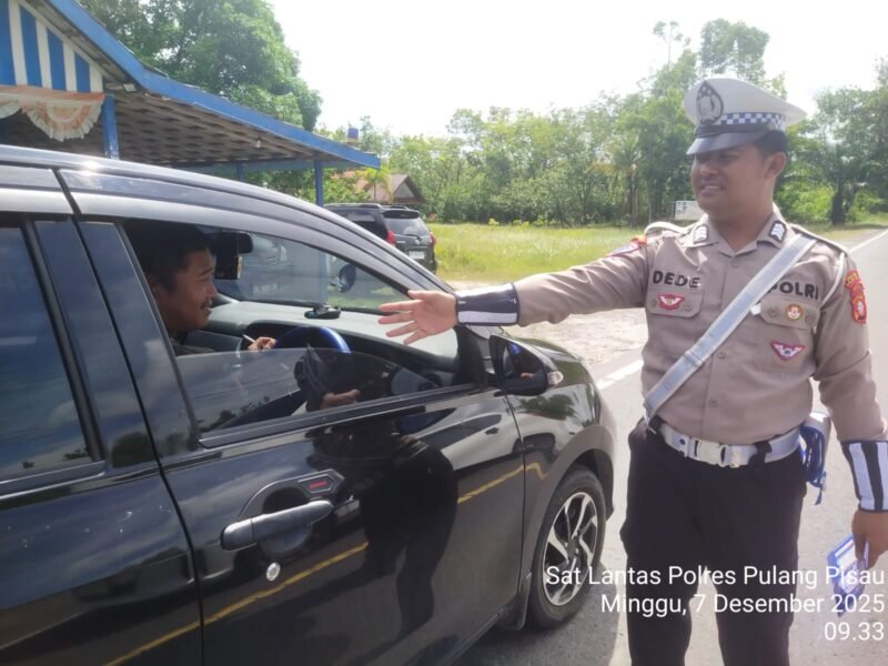 TargetNews.ID/Foto/Satuan Lalu Lintas – Personil Satlantas Polres Pulang Pisau memberikan imbauan kepada pengendara Roda 4 agar menggunakan sabuk pengaman (safety belt) Saat berkendara, Minggu, 7 Desember 2025.