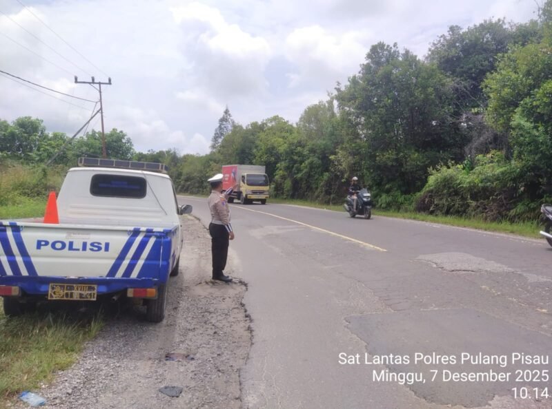 TargetNews.ID/Foto/Satuan Lalu Lintas - Minggu, 7 Desember 2025 pukul 12.20 Wib, Personel Satlantas Polres Pulang Pisau melaksanakan kegiatan Strong Point di lokasi rawan Laka Lantas