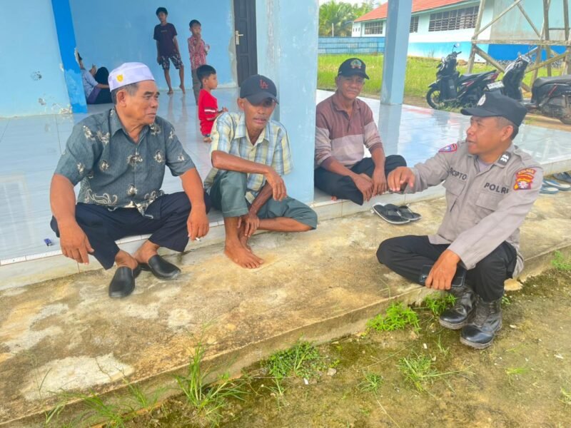 TargetNews.ID/Foto/Polsek Sebangau Kuala, Polres Pulang Pisau, Polda Kalteng, memberikan sosialisasi dan imbauan kepada masyarakat Kecamatan Sebangau Kuala imbauan kepada para pelanggar, dimana pentingnya mencegah karhutla, Personil Polsek juga langsung memberikan kartu nama nomor Kepolisian yang bisa dihubungi Minggu (07/12/2025) pukul 09.00Wib pagi