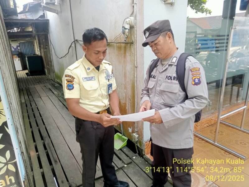 TargetNews.ID/Foto/Polda Kalimantan Tengah, Personel Polsek Kahayan Kuala, Melaksanakan Kegiatan mensosialisasikan layanan aduan Calcenter 110, Patroli Kamtibmas di Wilayah Hukum Kecamatan Kahayan Kuala Kabupaten Pualang Pisau, Prop. Kalimantan Tengah, Senin (08/12/2025).