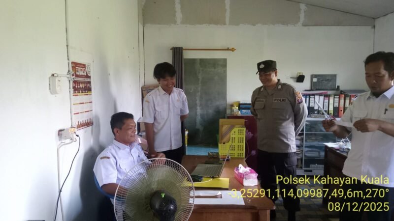 TargetNews.ID/Foto/Salah satu upaya kepolisian dalam rangka memelihara sitkamtibmas yang kondusif di wilkum, Polsek Kahayan Kuala, Polres Pulang Pisau, Polda Kalteng, kembali menggelar Kegiatan Himbauan Stop dan larangan bermain Judi Online bagi warga masyaraka di Wilkum Polsek Kahayan Kuala Kec. Kahayan Kuala. Kabupaten Pulang Pisau, Senin (08/12/2025), Jam 09.00 Wib
