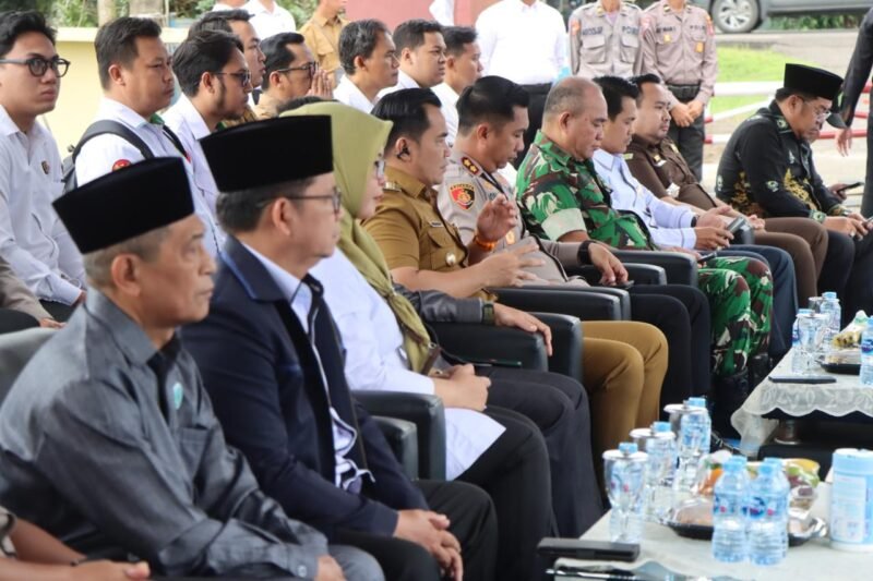 TargetNews.ID/Foto/Upaya memperkuat sinergi antara aparat kepolisian dan masyarakat di Kabupaten Pulang Pisau memasuki babak baru. Pembangunan Masjid Panggilan Sujud di lingkungan Markas Kepolisian Resor (Polres) Pulang Pisau resmi dimulai melalui prosesi peletakan batu pertama pada Senin, (8/12/2025).