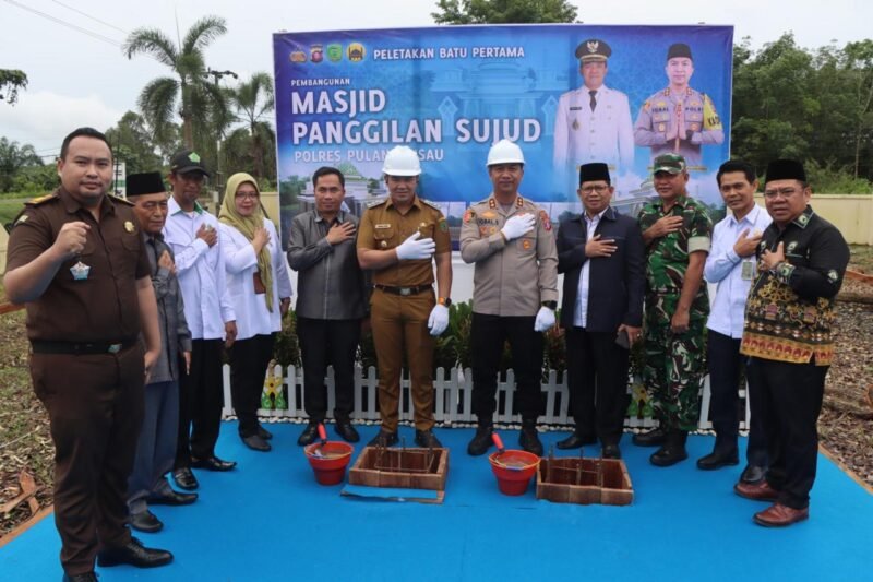 TargetNews.ID/Foto/Polres Pulang Pisau resmi memulai pembangunan Masjid Panggilan Sujud melalui prosesi peletakan batu pertama pada Senin (8/12/2025). Acara ini dihadiri oleh Kapolres Pulang Pisau AKBP Iqbal Sengaji, Bupati Pulang Pisau H. Ahmad Rifa’i, S.Kom., jajaran Forkopimda, Ketua Dewan Masjid Kabupaten Pulang Pisau, serta tokoh masyarakat dan tamu undangan lainnya.