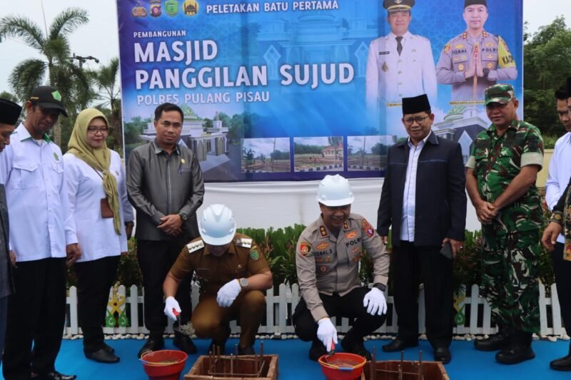 TargetNews.ID/Foto/Pembangunan Masjid Panggilan Sujud di lingkungan Markas Kepolisian Resor (Polres) Pulang Pisau resmi dimulai melalui prosesi peletakan batu pertama pada Senin (8/12/2025).