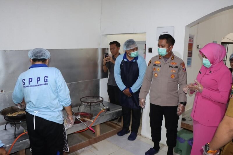 TargetNews.ID/Foto/Kapolres Pulang Pisau, AKBP Iqbal Sengaji, S.I.K., M.Si., memimpin langsung peluncuran Satuan Pelayanan Pemenuhan Gizi (SPPG) sebagai langkah nyata mendukung program pemerintah Makan Bergizi Gratis (MBG). Acara launching digelar di Jalan Lintas Trans Kalimantan, Kecamatan Kahayan Hilir, Senin (08/12/2025), dan dihadiri Forkopimda Kabupaten Pulang Pisau, pejabat utama Polres, perwakilan Dinas Kesehatan, tokoh masyarakat, tenaga pendidik, serta pelajar.