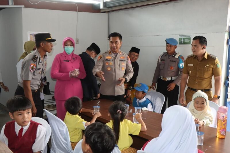 TargetNews.ID/Foto/Dalam upaya memperkuat pelaksanaan Program Makan Bergizi Gratis (MBG) yang dicanangkan pemerintah, Polres Pulang Pisau resmi meluncurkan Satuan Pelayanan Pemenuhan Gizi (SPPG). Kegiatan launching yang berlangsung pada Senin (08/12/2025) tersebut digelar di Jalan Lintas Trans Kalimantan, Kecamatan Kahayan Hilir, dan dipimpin langsung oleh Kapolres Pulang Pisau AKBP Iqbal Sengaji, S.I.K., M.Si.