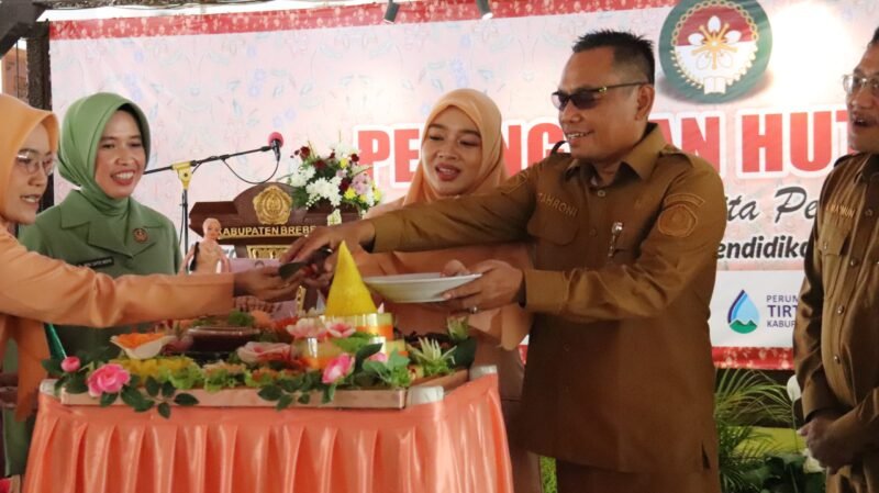 TargetNews.id/Istimewah/Dharma Wanita Persatuan (DWP) Kabupaten Brebes menyerahkan bantuan Alat Tulis Sekolah (ATS) sebanyak 50 paket sebesar Rp7.717 juta untuk anak sekolah kurang mampu yang bersumber dari Baznas Kabupaten Brebes, di Pendopo Brebes, Senin (08/12/2025).