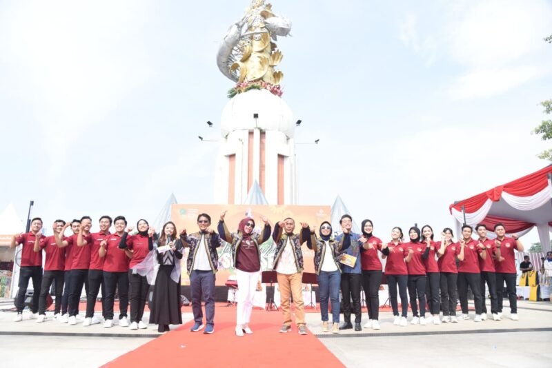 TargetNews.id/Foto/Minggu 07 Des 2025 Wakil Bupati Sidoarjo Hj. Mimik Idayana secara resmi membuka Jayandaru Sunrise Jazz Festival 2025 yang dirangkai dengan launching Tari Pesona Delta, Minggu (7/12/2025)