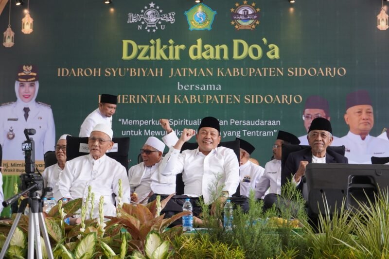 TargetNews.id/Foto/Minggu 07 Des 2025 Bupati Sidoarjo H. Subandi bersama ribuan warga menggelar acara salawat, dzikir, dan doa bersama di Pendopo Delta Wibawa Sidoarjo, Minggu (7/12/2025).