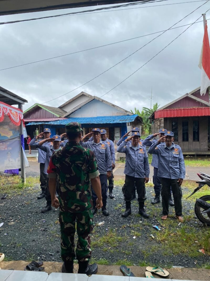 Babinsa Desa Handil Maluka Berikan Pesan Penting Saat Melatih Linmas