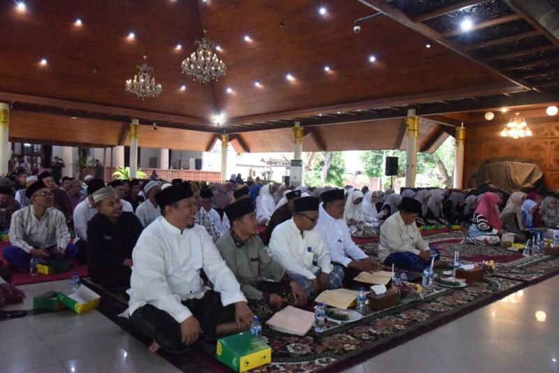 TargetNews.id/Foto/Minggu 07 Des 2025 Bupati Sidoarjo H. Subandi menghadiri silaturrahim bersama Ikatan Keluarga Alumni Pondok Pesantren Mamba’ul Ma’arif (IKAPPMAM) Cabang Sidoarjo yang berlangsung di Pendopo Delta Wibawa, Minggu (7/12). Kegiatan tersebut berlangsung dalam suasana hangat, penuh kekeluargaan, dan sarat nilai kebersamaan.