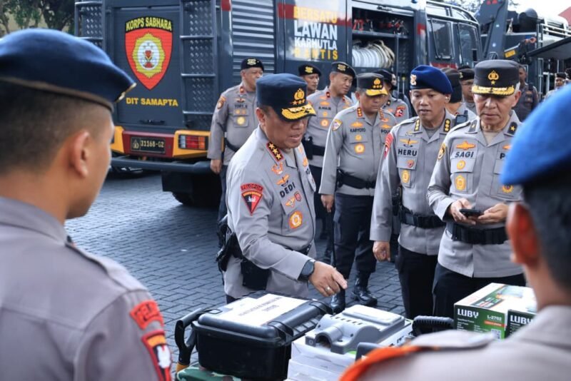 TargetNews.ID Dalam upaya memperkuat penanggulangan bencana dan memastikan masyarakat segera mendapatkan bantuan yang memadai—selaras dengan isu Optimalisasi Tanggap Bencana, Polri—Polri melaksanakan Pemberangkatan Pasukan dan Kendaraan Lintas Ganti di Lapangan Mako Brimob Kelapa Dua, Depok pada Senin (8/12), yang dipimpin langsung oleh Wakapolri Komjen Pol. Prof. Dr. Dedi Prasetyo