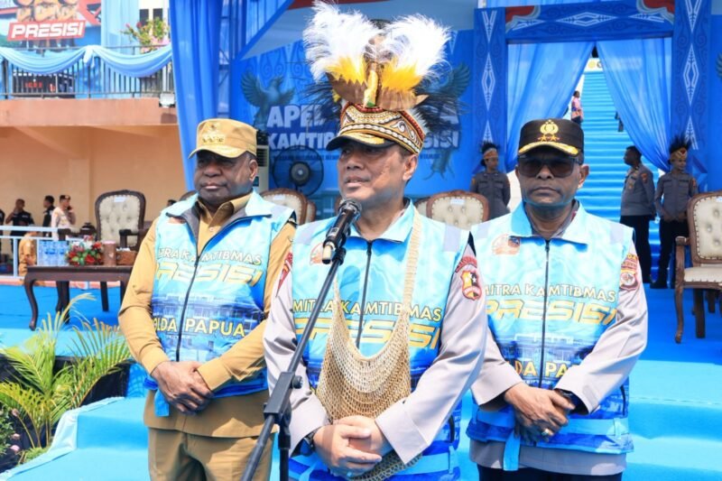 TargetNews.ID/Foto/Wakapolri Komjen Pol Prof. Dr. Dedi Prasetyo menyampaikan apresiasi setinggi-tingginya kepada Pemerintah Provinsi Papua, Polda Papua, serta seluruh komunitas yang hadir dalam Apel Mitra Kamtibmas Presisi 2025. Lebih dari 1.000 peserta dari berbagai elemen masyarakat turut serta, menunjukkan kuatnya kolaborasi menjaga keamanan dan ketertiban di tanah Papua, Selasa (9/12).