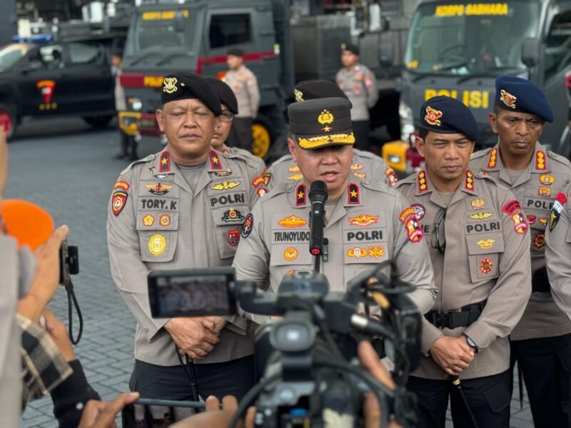 TargetNews.ID/Foto/Polri mengerahkan ratusan personel dan berbagai perlengkapan taktis untuk membantu penanganan bencana di Aceh, Sumatera Barat, dan Sumatera Utara. Pada Senin, 8 Desember 2025, Wakapolri memimpin pengecekan kesiapan pasukan di Mako Korps Brimob Kelapa Dua, Depok, sebagai tindak lanjut instruksi Presiden.